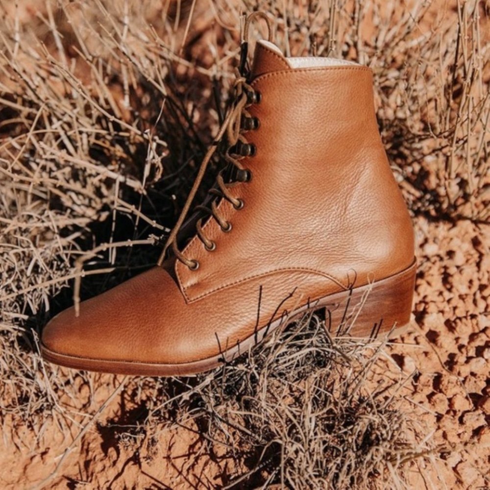 ISO Christy Dawn Boots, Canyon or Hickory, Size 8